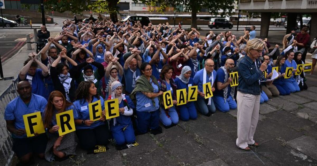 İngiliz sağlık çalışanları, İsrail’in Gazzedeki meslektaşlarına uyguladığı işkenceyi protesto etti
