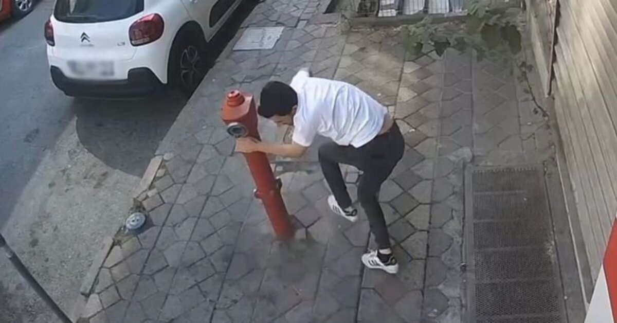 Sultangazi’de kaldırımda yürüyen kişinin silahla vurulduğu anlar kamerada