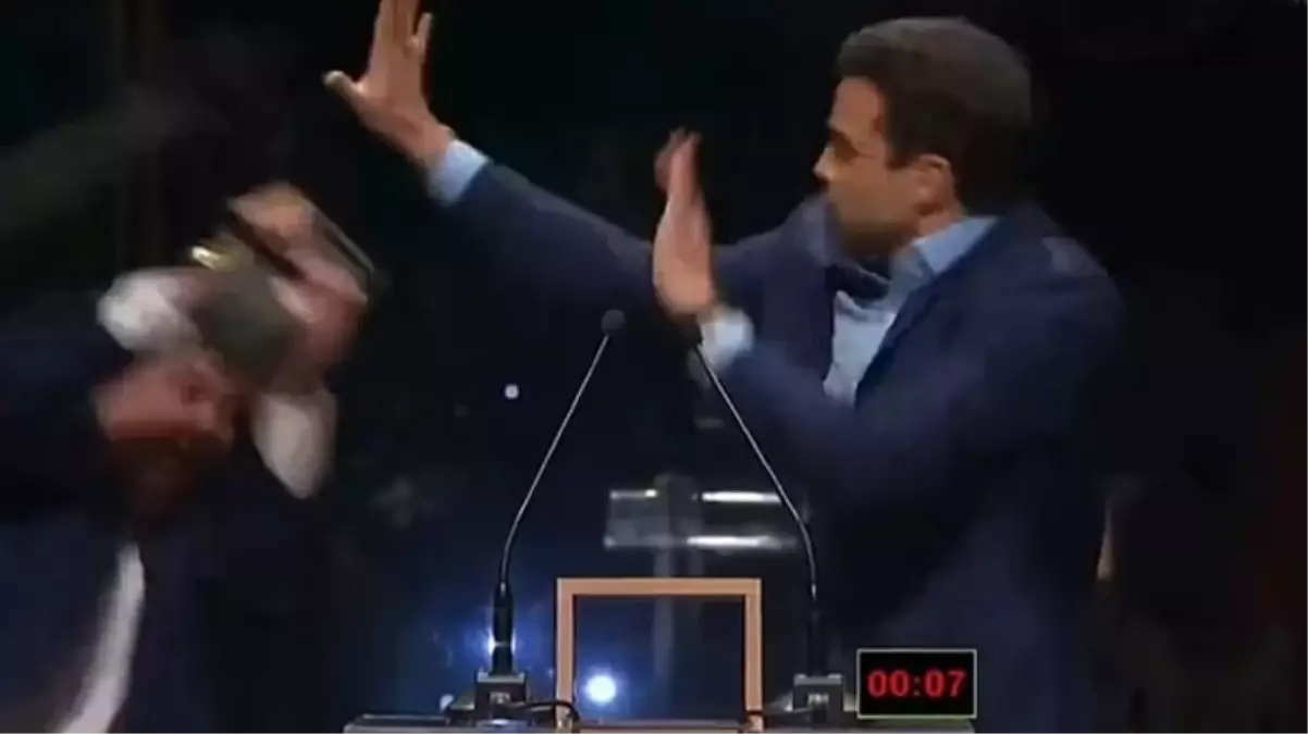 Brezilya’da belediye başkan adayı, rakibine canlı televizyon programında sandalyeyle saldırdı