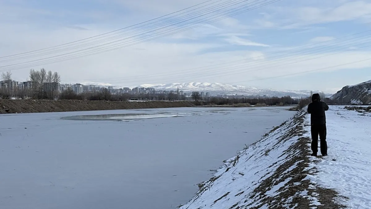 Sivas’ta derece -18’i gördü: Kızılırmak Nehri dondu!