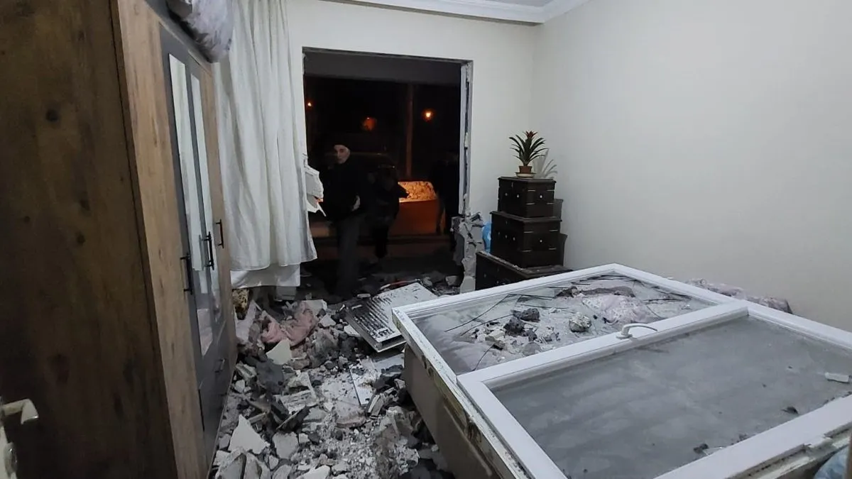 Talihsizliğin böylesi! Heyelandan kurtuldu, otomobil odasına girdi