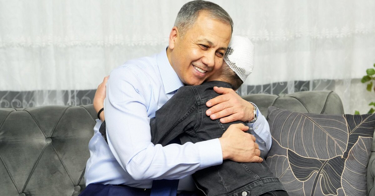 Bakan Yerlikaya’dan köpeklerin saldırısına uğrayan küçük Tunahan’a ziyaret