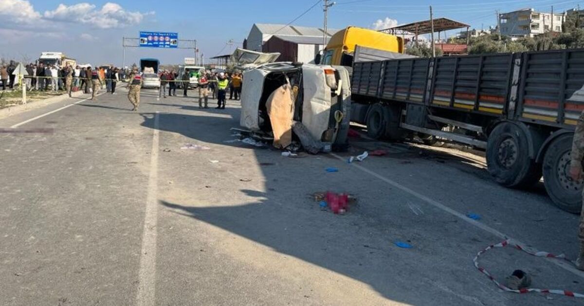 Hatay’da işçi servisinin TIR’a çarpması sonucu 6 kişi öldü, 8 kişi yaralandı